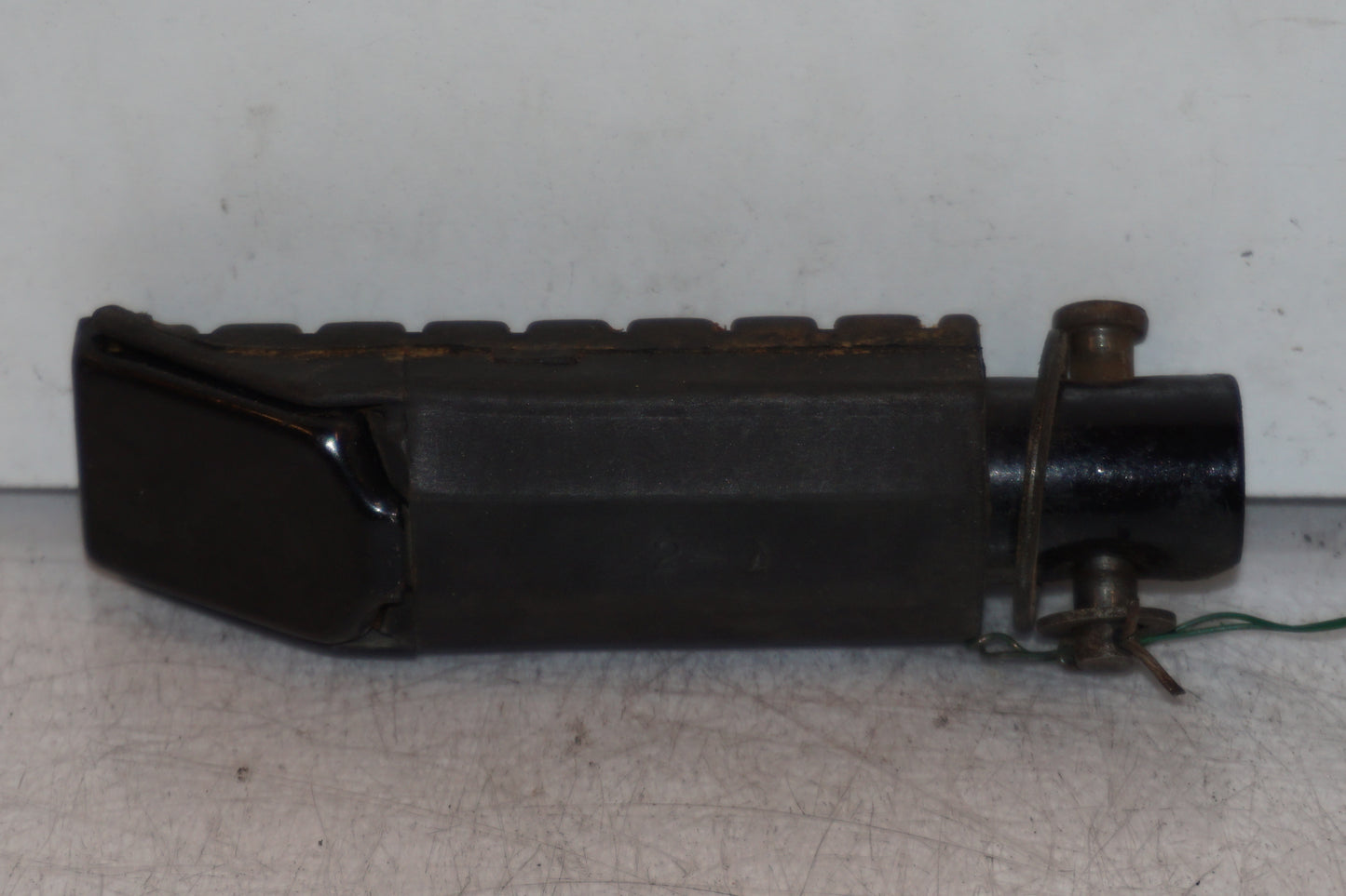 Baksidan på Fotpinne från en Honda CB 750 SF -1993 motorcykel.