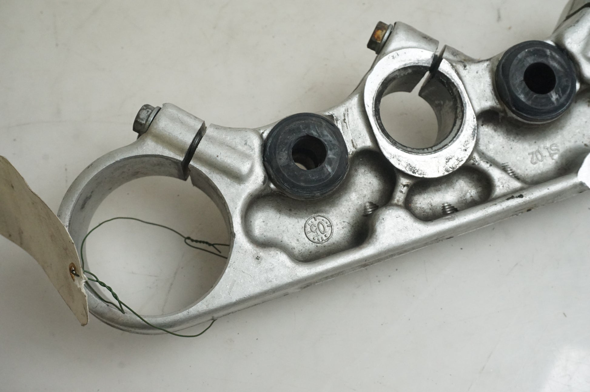 Snett uppifrån på Gaffelkrona från en KTM 625 SMC -2006 motorcykel.