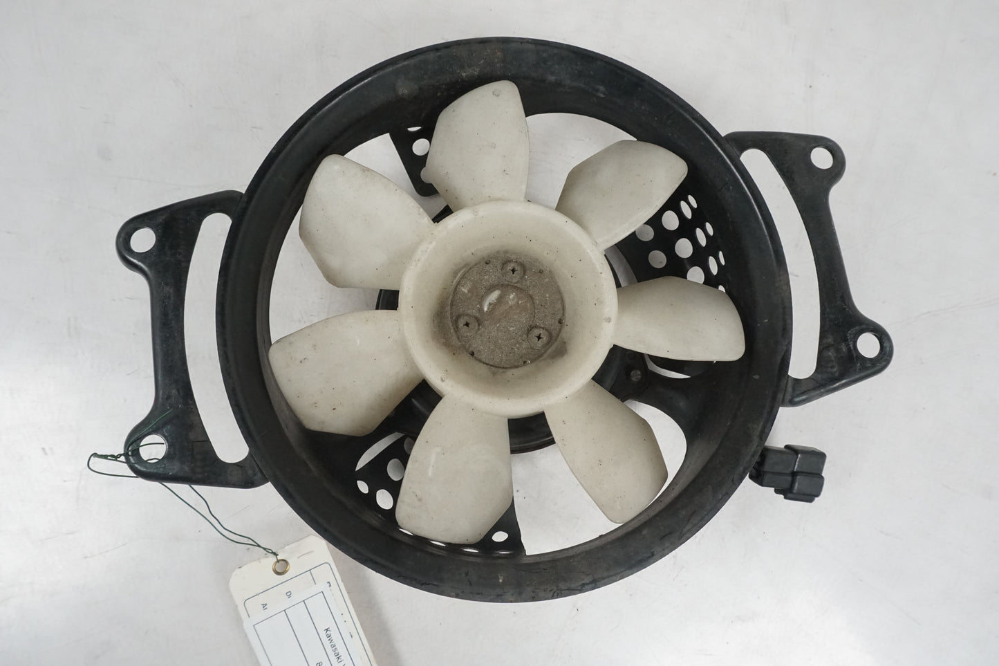 Framsidan på Vattenkylfläkt från en Kawasaki VN 750 -1993 motorcykel.