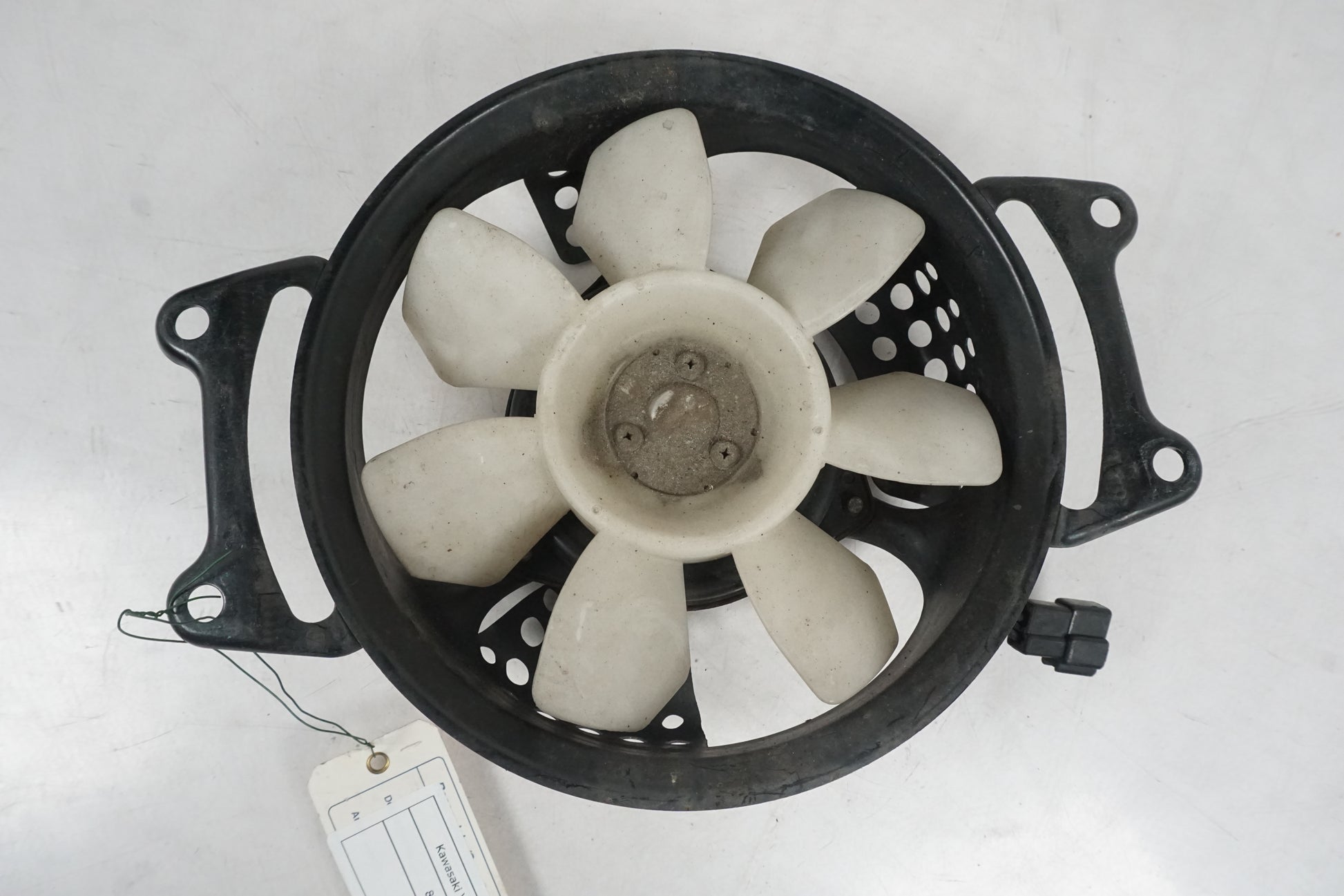 Framsidan på Vattenkylfläkt från en Kawasaki VN 750 -1993 motorcykel.