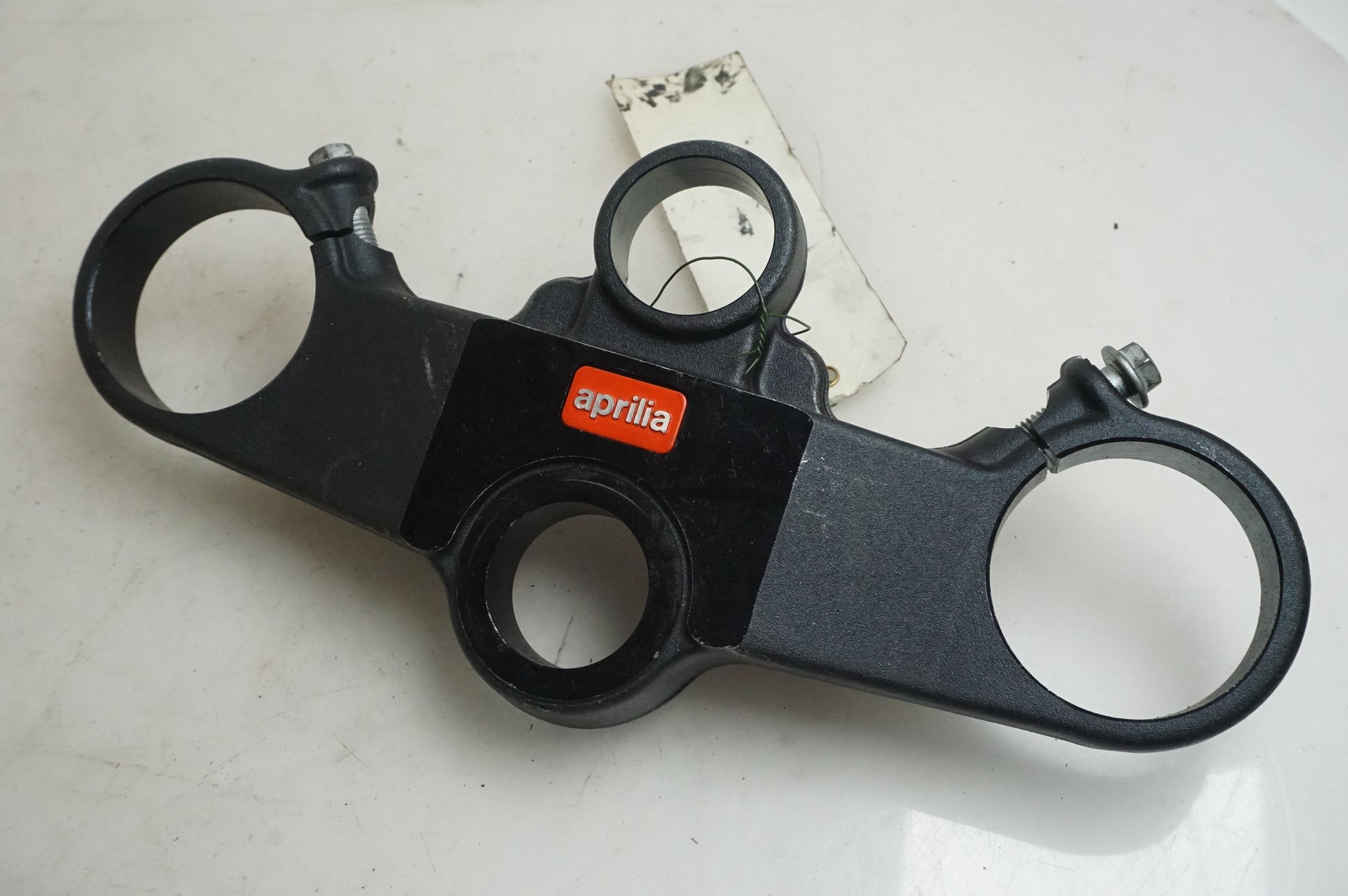 Framsidan på Gaffelkrona från en Aprilia SL 1000 Falco -2000 motorcykel.