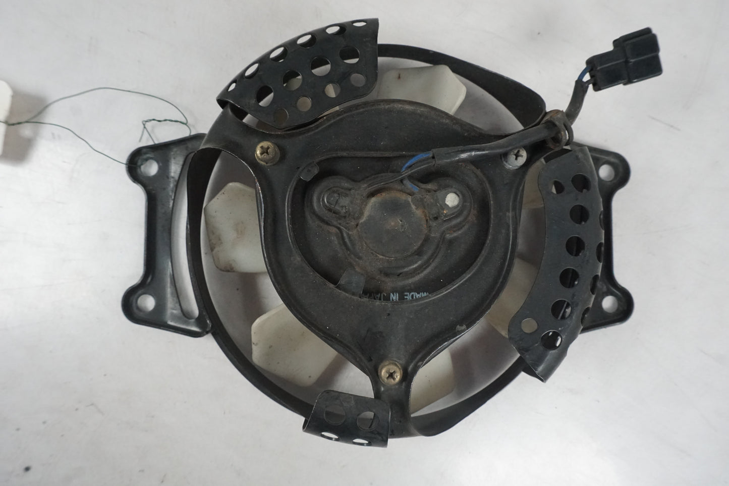 Baksidan på Vattenkylfläkt från en Kawasaki VN 750 -1993 motorcykel.