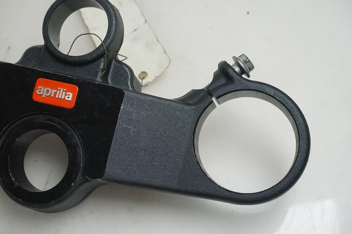 Baksidan på Gaffelkrona från en Aprilia SL 1000 Falco -2000 motorcykel.