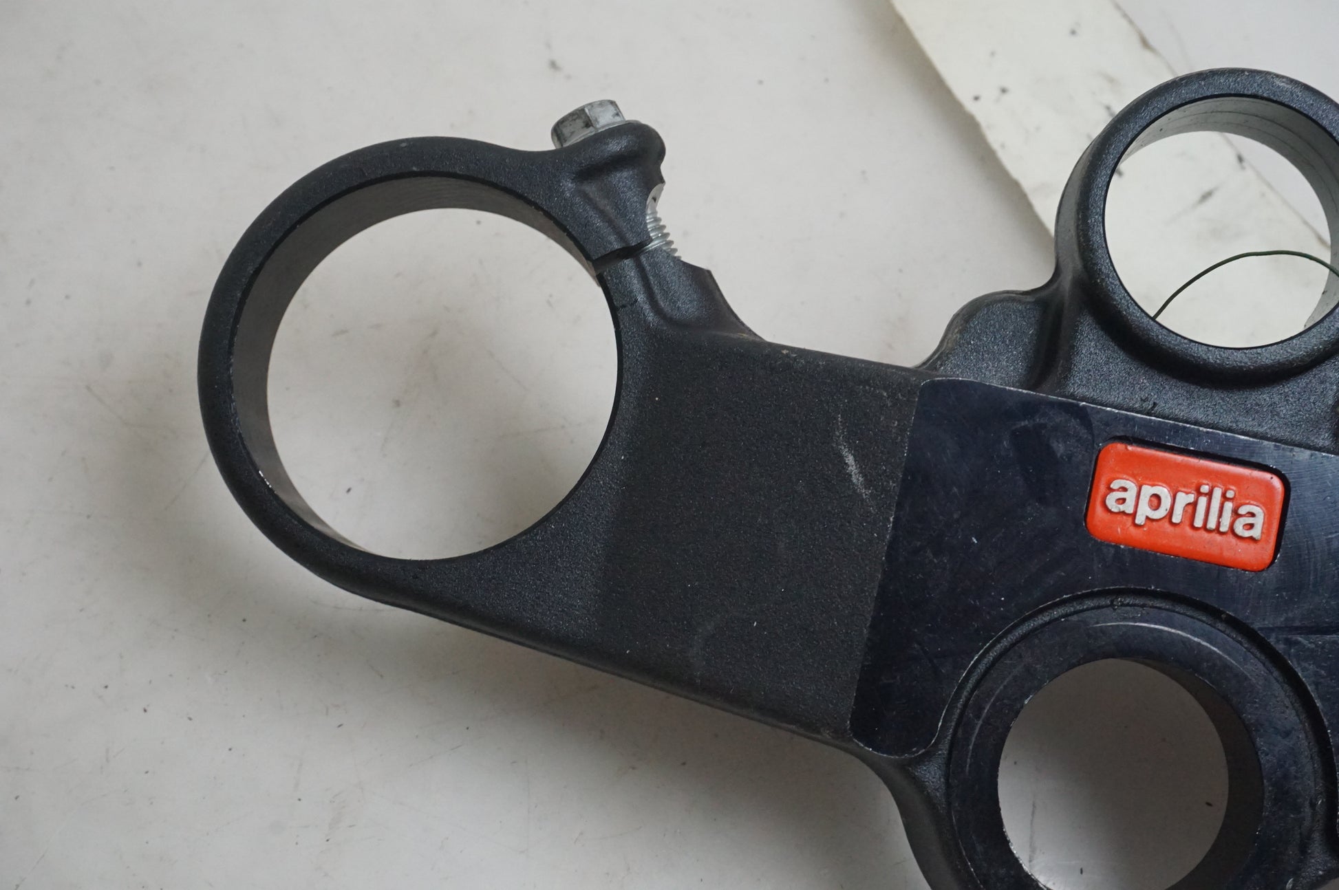 Höger sida på Gaffelkrona från en Aprilia SL 1000 Falco -2000 motorcykel.