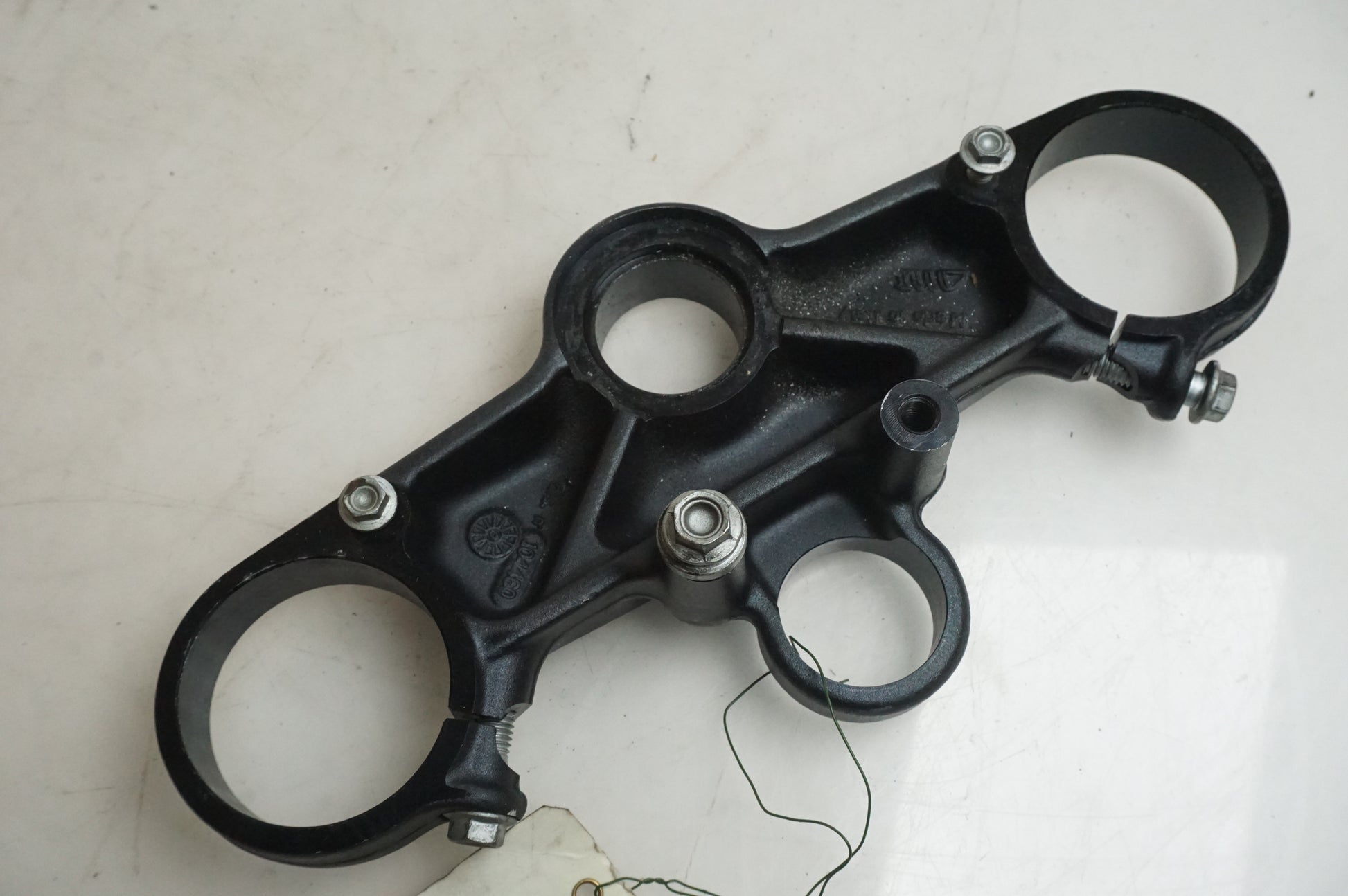 Vänster sida på Gaffelkrona från en Aprilia SL 1000 Falco -2000 motorcykel.