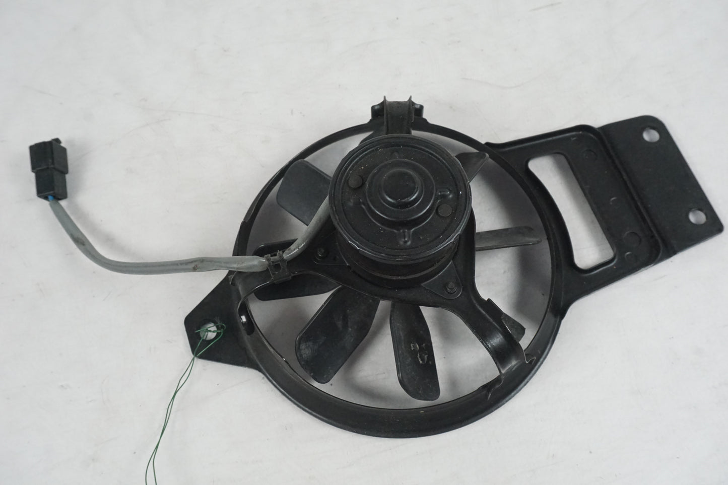 Baksidan på Vattenkylfläkt från en Kawasaki ER 5 -2003 motorcykel.