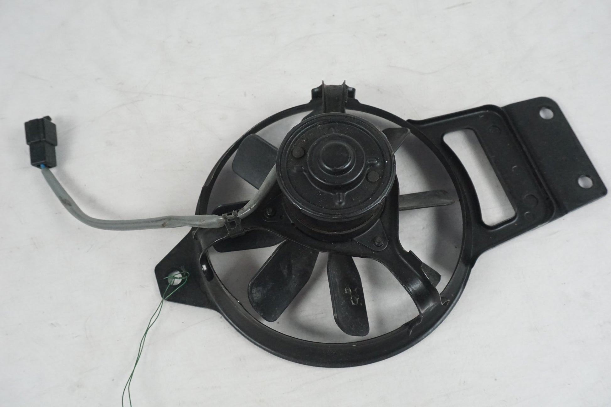 Baksidan på Vattenkylfläkt från en Kawasaki ER 5 -2003 motorcykel.