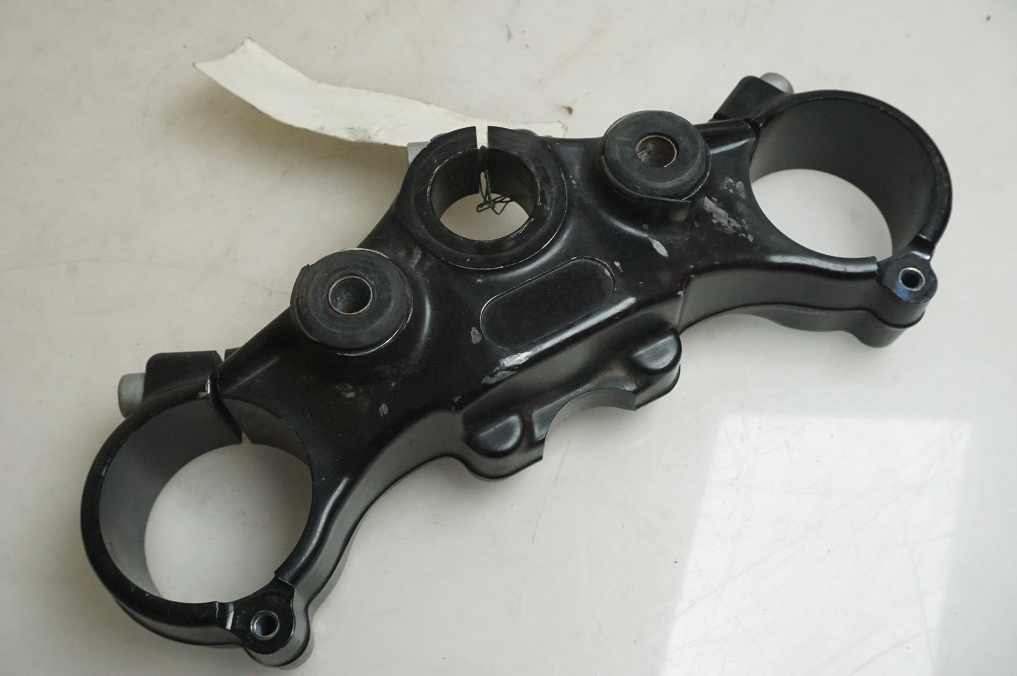 Framsidan på Gaffelkrona från en KTM 640 Duke -2006 motorcykel.