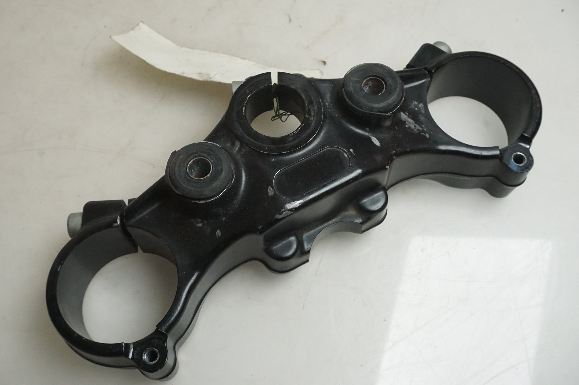 Framsidan på Gaffelkrona från en KTM 640 Duke -2006 motorcykel.