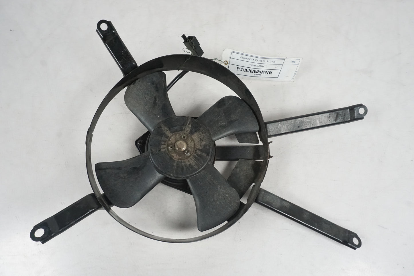 Framsidan på Vattenkylfläkt från en Kawasaki ZX-7R -1996 motorcykel.