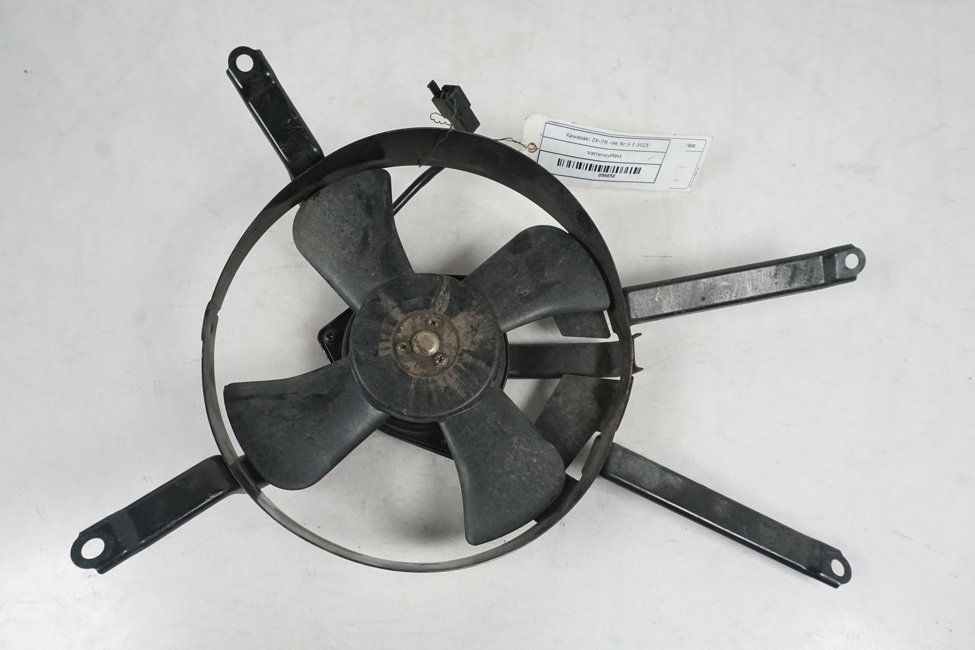Framsidan på Vattenkylfläkt från en Kawasaki ZX-7R -1996 motorcykel.