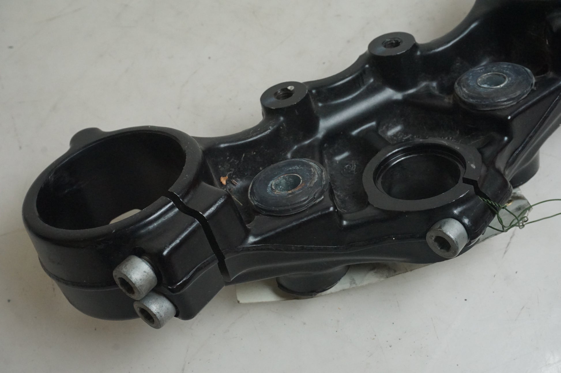 Vänster sida på Gaffelkrona från en KTM 640 Duke -2006 motorcykel.