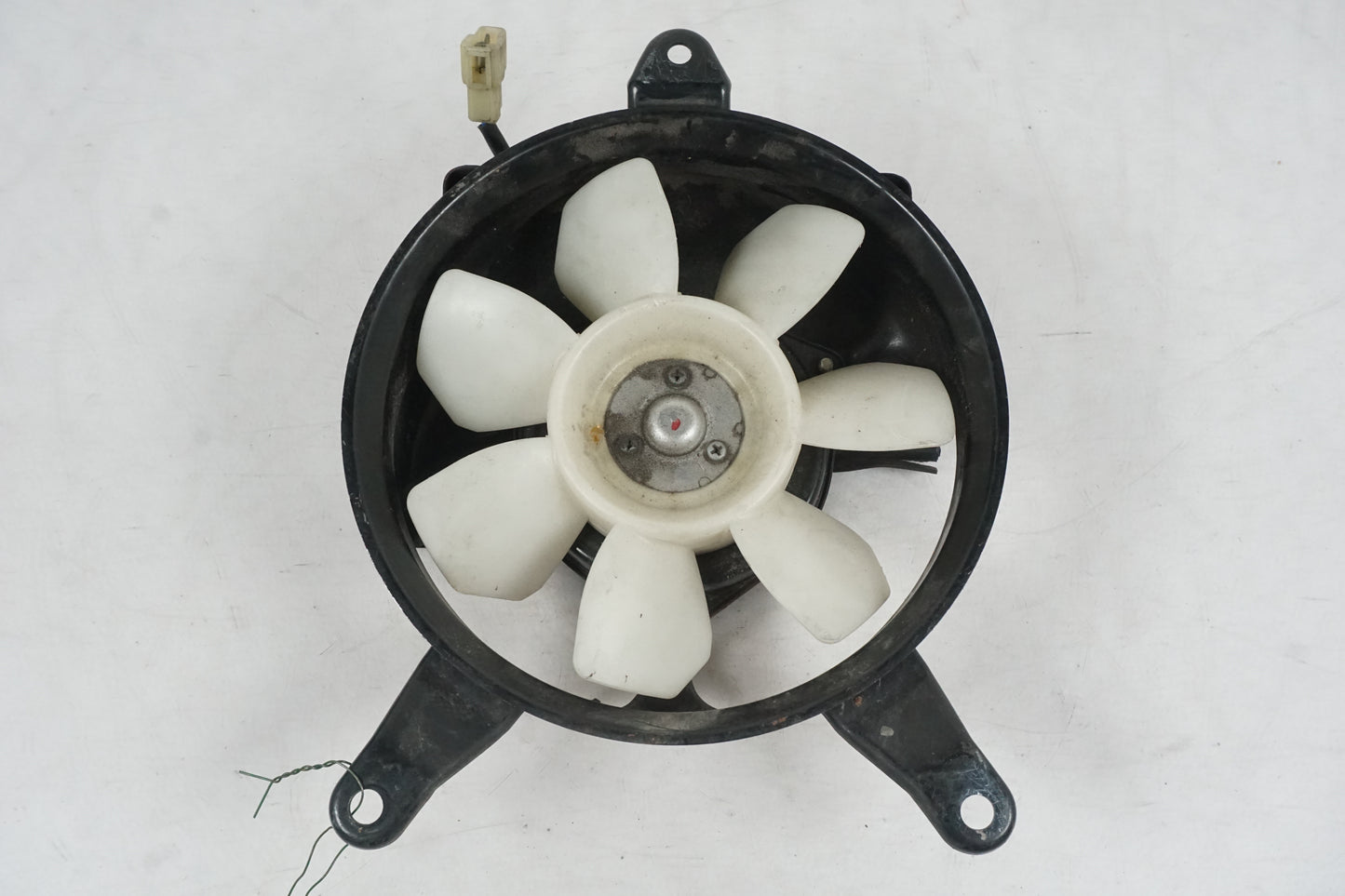 Framsidan på Vattenkylfläkt från en Kawasaki GPZ 900 -1988 motorcykel.