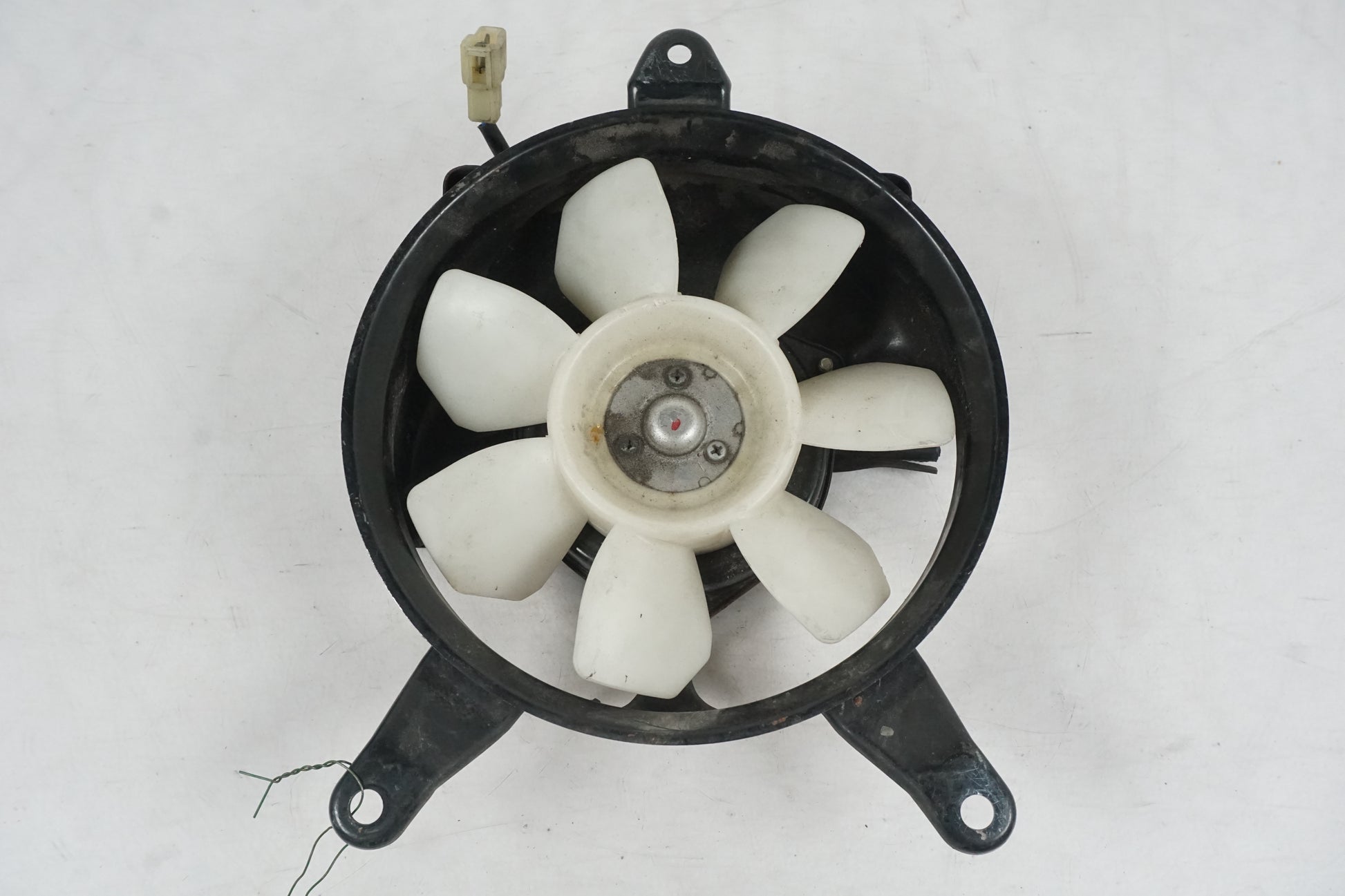 Framsidan på Vattenkylfläkt från en Kawasaki GPZ 900 -1988 motorcykel.