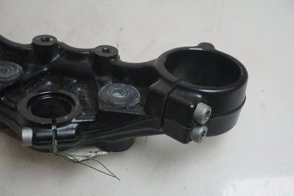 Snett uppifrån på Gaffelkrona från en KTM 640 Duke -2006 motorcykel.