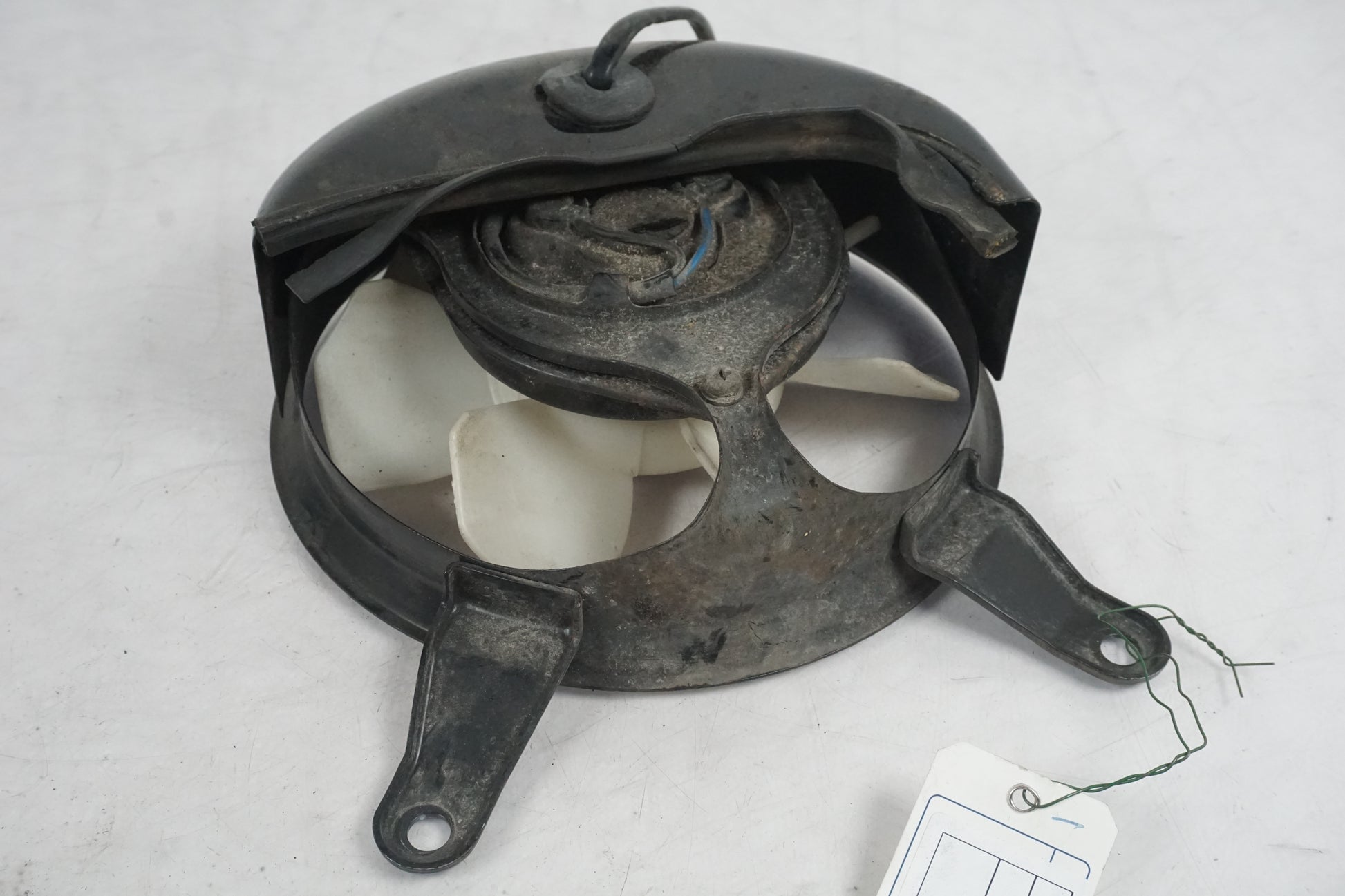 Snett uppifrån på Vattenkylfläkt från en Kawasaki GPZ 900 -1988 motorcykel.