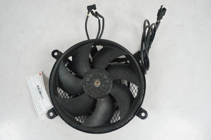 Framsidan på Vattenkylfläkt från en Kawasaki VN 1500 Mean Streak -2003 motorcykel.