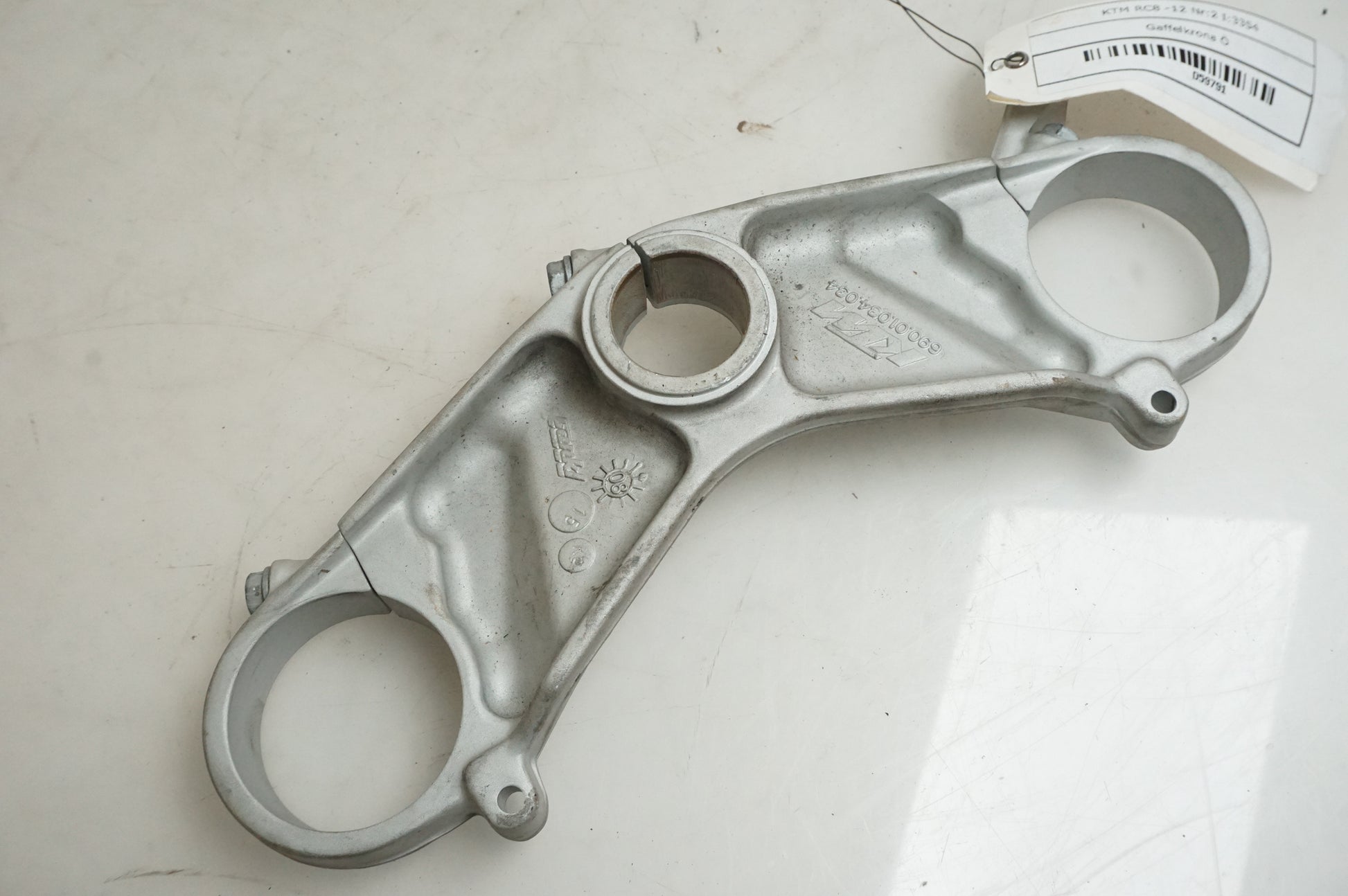 Vänster sida på Gaffelkrona från en KTM RC8 -2009 motorcykel.