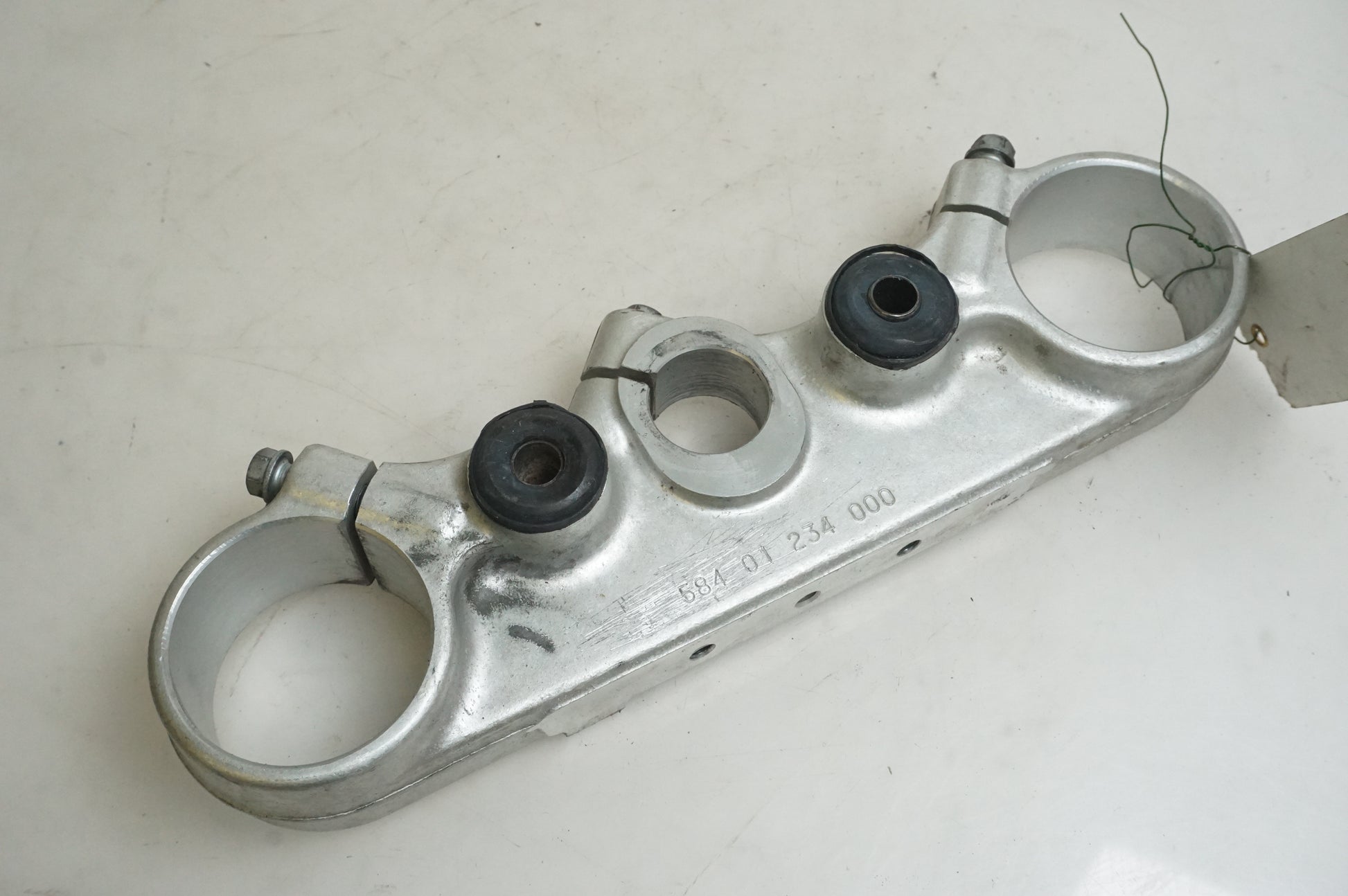 Framsidan på Gaffelkrona från en KTM 625 SMC -2005 motorcykel.