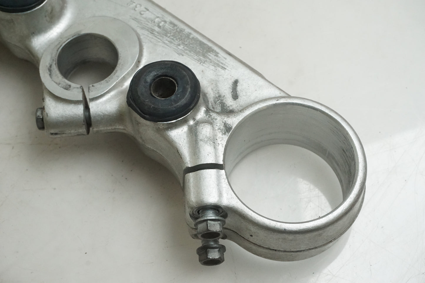 Baksidan på Gaffelkrona från en KTM 625 SMC -2005 motorcykel.