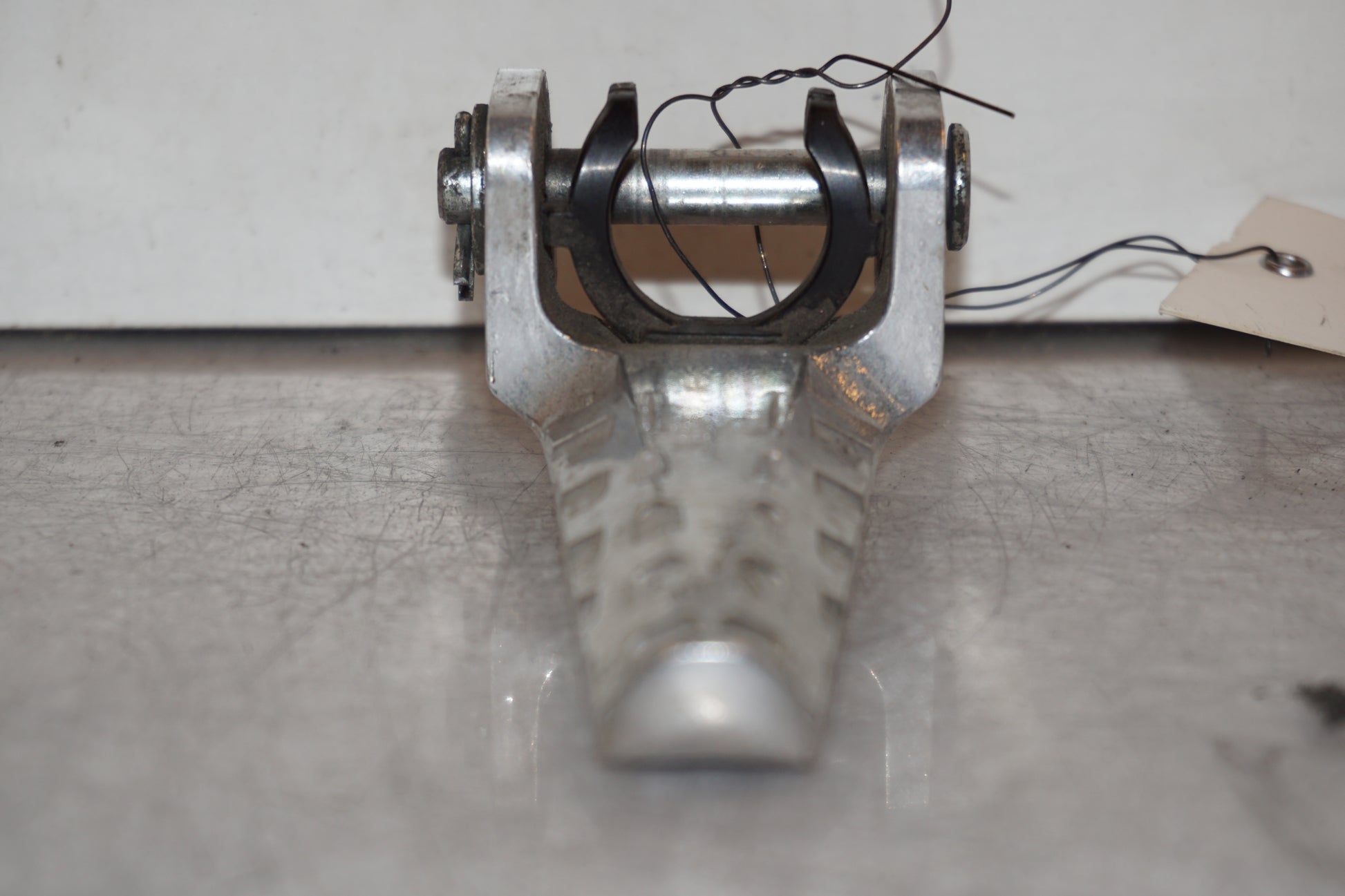 Höger sida på Fotpinne från en Honda CRF 250 -2013 motorcykel.