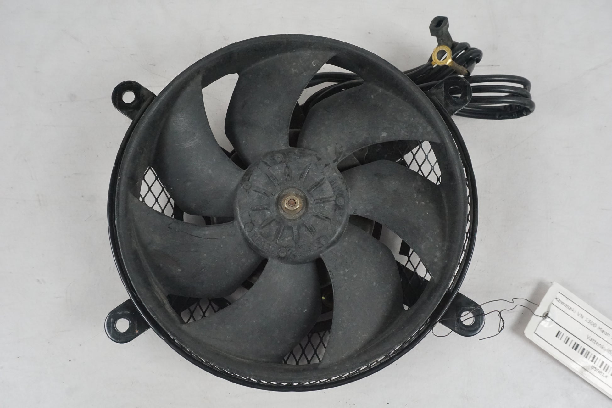 Framsidan på Vattenkylfläkt från en Kawasaki VN 1500 Mean Streak -2003 motorcykel.