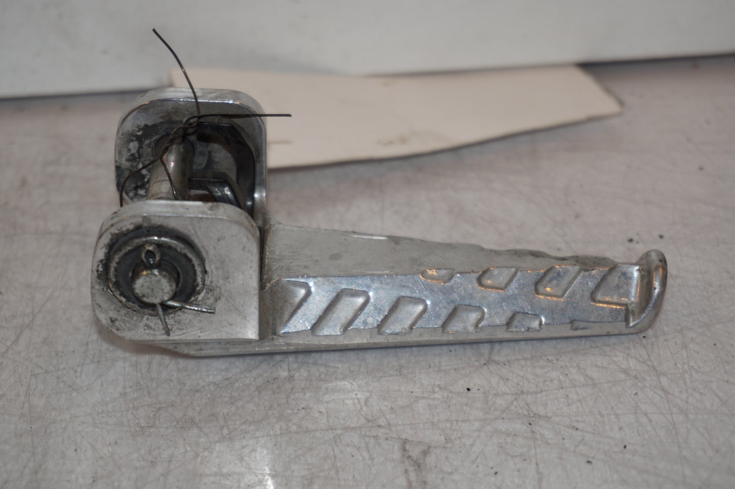 Vänster sida på Fotpinne från en Honda CRF 250 -2013 motorcykel.