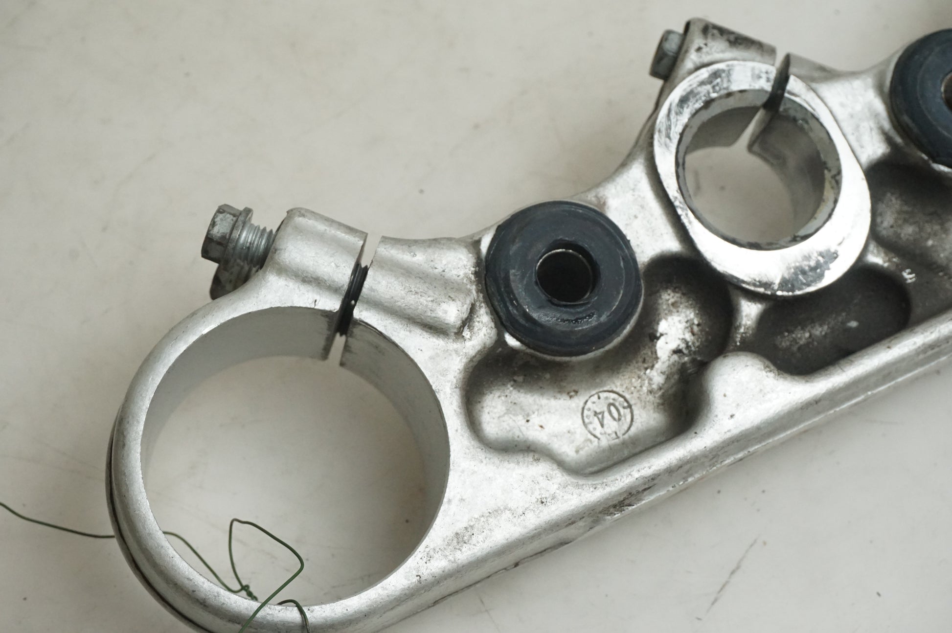 Snett uppifrån på Gaffelkrona från en KTM 625 SMC -2005 motorcykel.