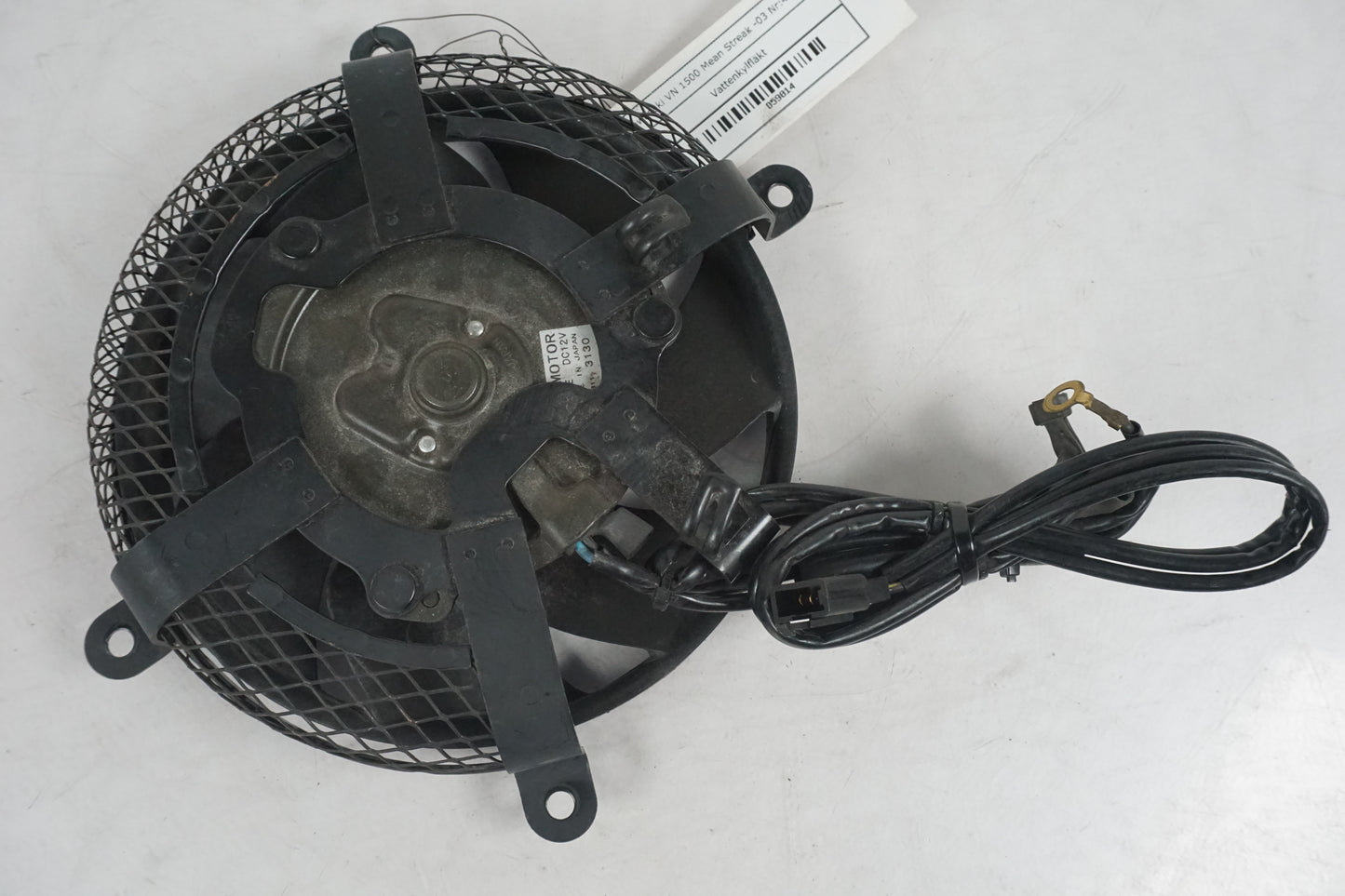 Baksidan på Vattenkylfläkt från en Kawasaki VN 1500 Mean Streak -2003 motorcykel.