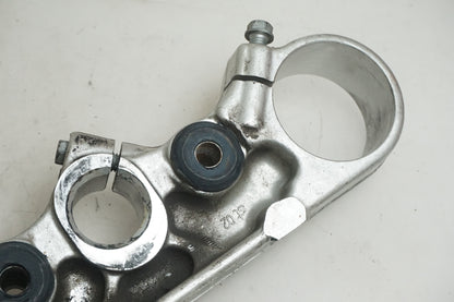 Snett nerifrån på Gaffelkrona från en KTM 625 SMC -2005 motorcykel.