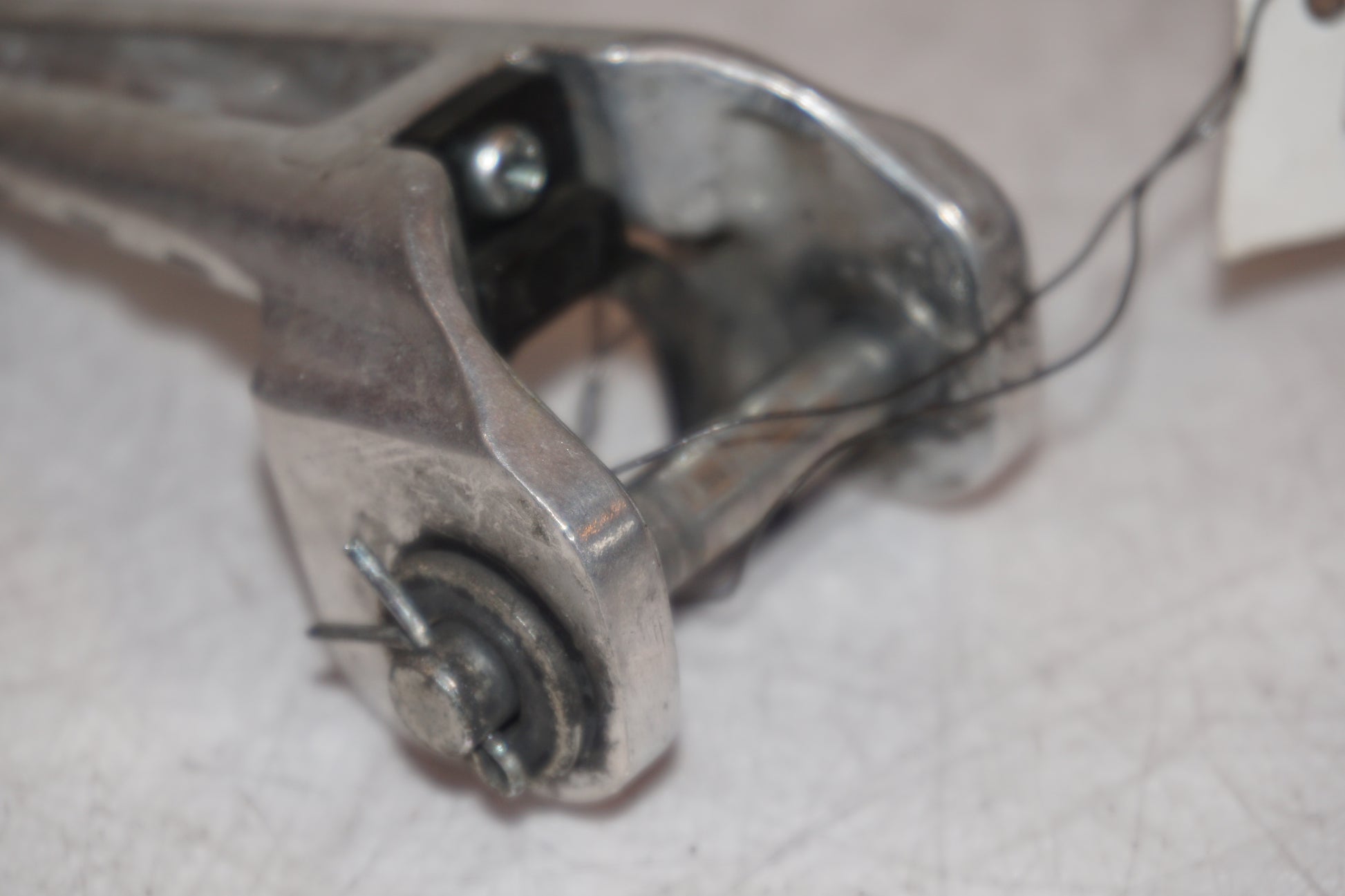 Snett nerifrån på Fotpinne från en Honda CRF 250 -2013 motorcykel.