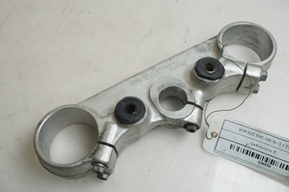 Framsidan på Gaffelkrona från en KTM 625 SMC -2005 motorcykel.