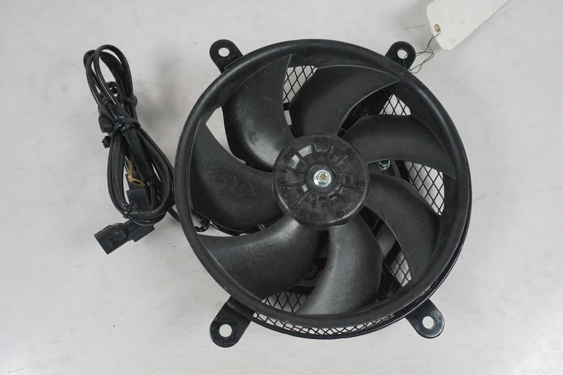 Framsidan på Vattenkylfläkt från en Kawasaki VN 1600 -2006 motorcykel.