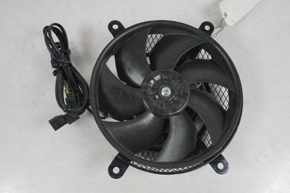 Framsidan på Vattenkylfläkt från en Kawasaki VN 1600 -2006 motorcykel.