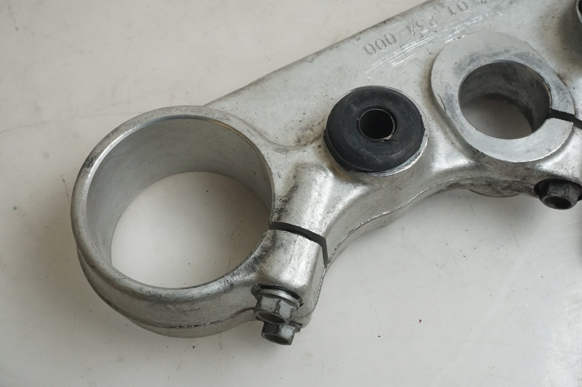 Baksidan på Gaffelkrona från en KTM 625 SMC -2005 motorcykel.