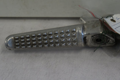 Framsidan på <p>Fotpinne höger bak från Honda VFR 750 F 1990.</p>

<p>Okej skick.</p> motorcykel.