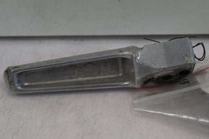 Baksidan på <p>Fotpinne höger bak från Honda VFR 750 F 1990.</p>

<p>Okej skick.</p> motorcykel.