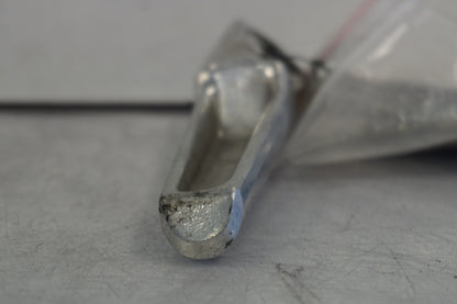 Höger sida på <p>Fotpinne höger bak från Honda VFR 750 F 1990.</p>

<p>Okej skick.</p> motorcykel.