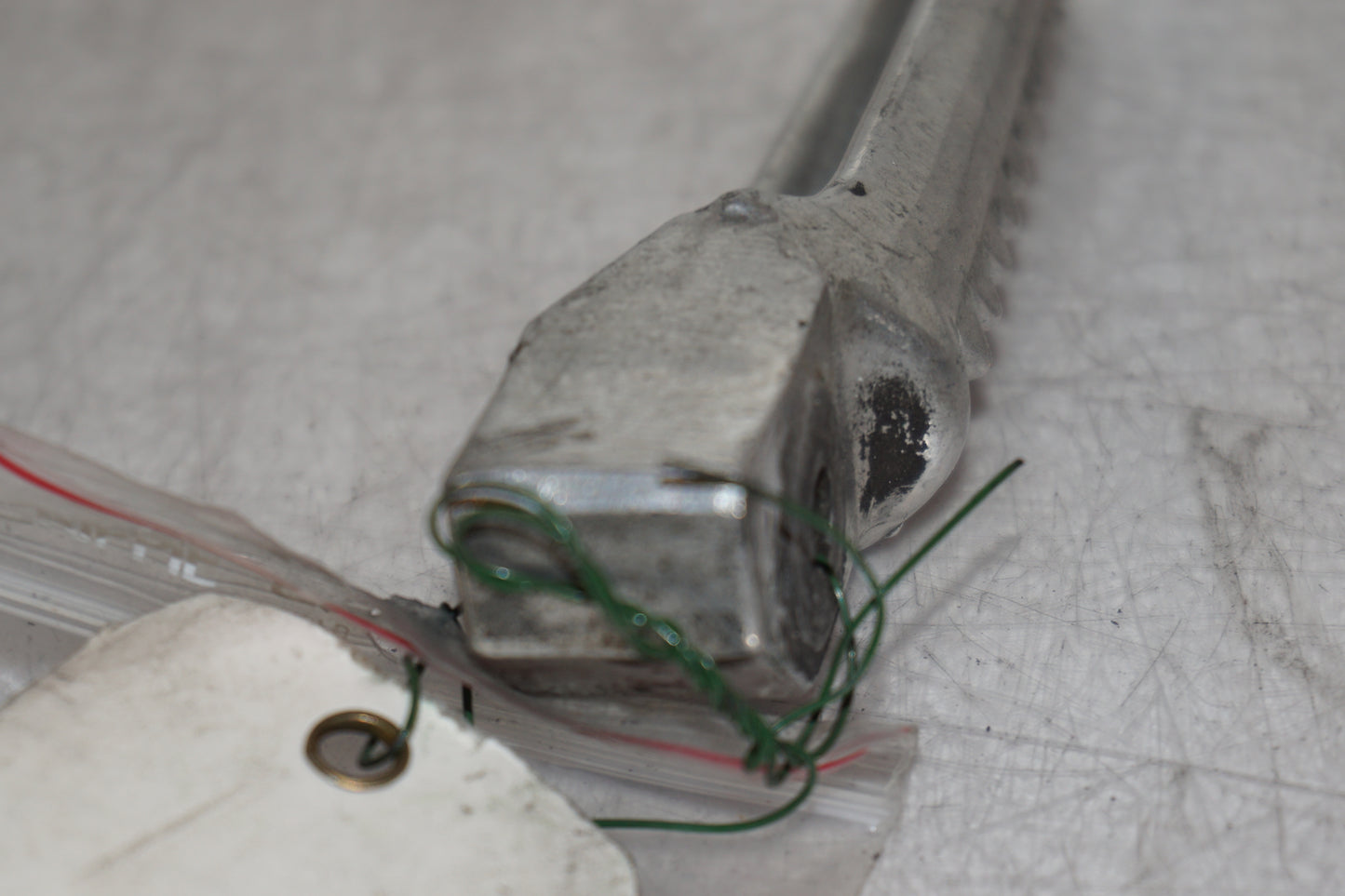 Vänster sida på <p>Fotpinne höger bak från Honda VFR 750 F 1990.</p>

<p>Okej skick.</p> motorcykel.