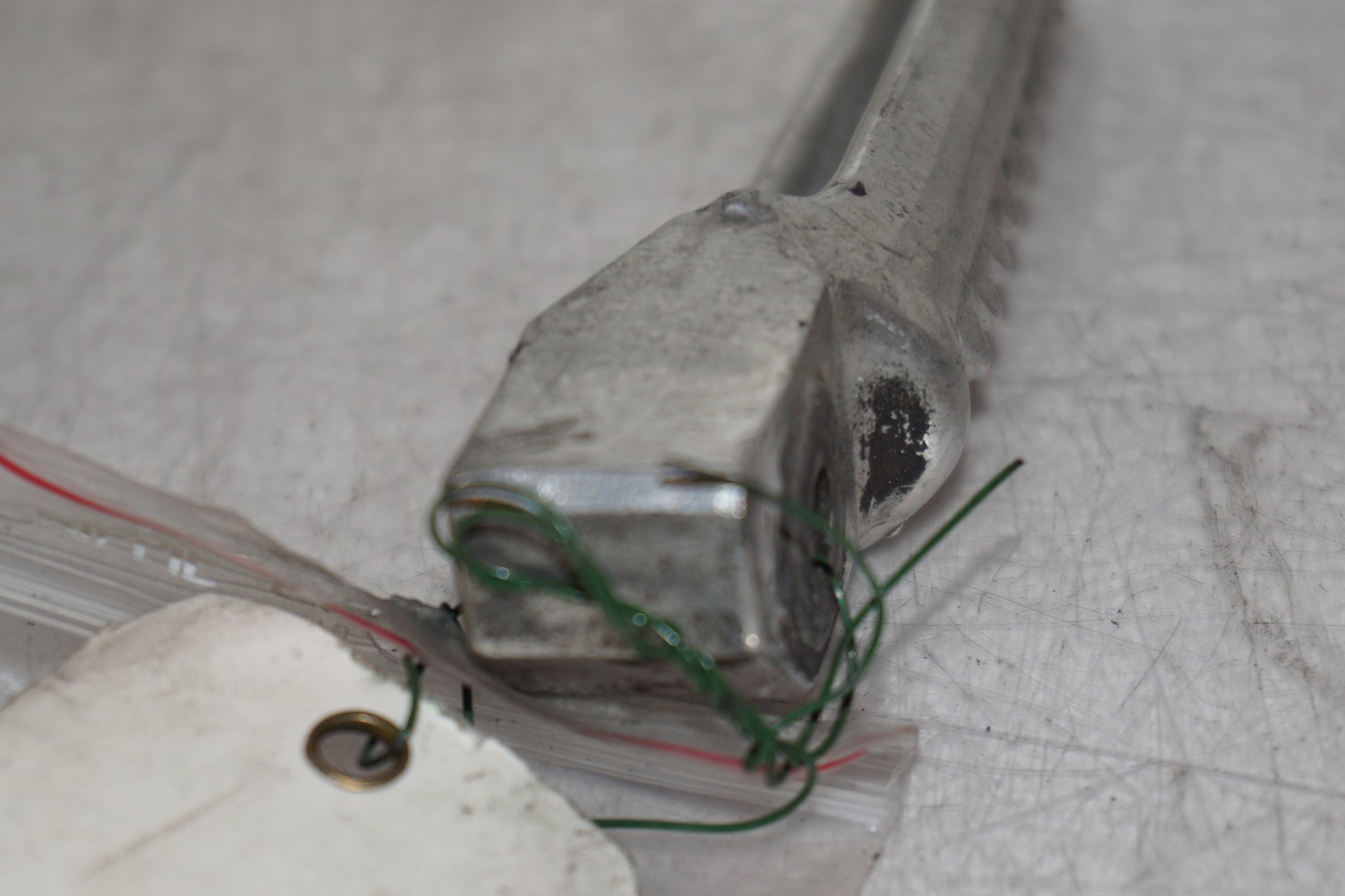 Vänster sida på <p>Fotpinne höger bak från Honda VFR 750 F 1990.</p>

<p>Okej skick.</p> motorcykel.