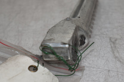 Vänster sida på <p>Fotpinne höger bak från Honda VFR 750 F 1990.</p>

<p>Okej skick.</p> motorcykel.