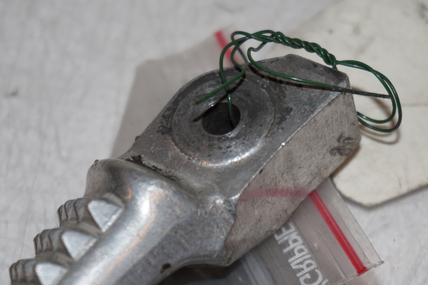 Snett uppifrån på <p>Fotpinne höger bak från Honda VFR 750 F 1990.</p>

<p>Okej skick.</p> motorcykel.