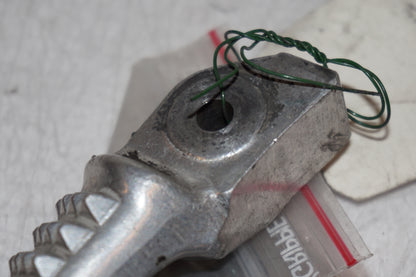 Snett uppifrån på <p>Fotpinne höger bak från Honda VFR 750 F 1990.</p>

<p>Okej skick.</p> motorcykel.