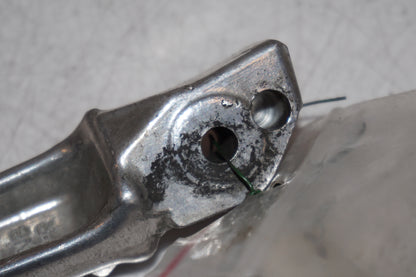 Snett nerifrån på <p>Fotpinne höger bak från Honda VFR 750 F 1990.</p>

<p>Okej skick.</p> motorcykel.