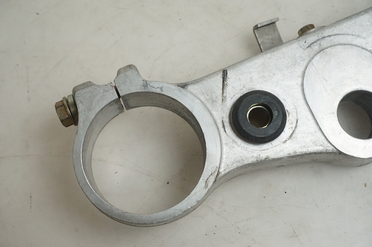 Baksidan på Gaffelkrona från en Husqvarna SM 500 -2006 motorcykel.