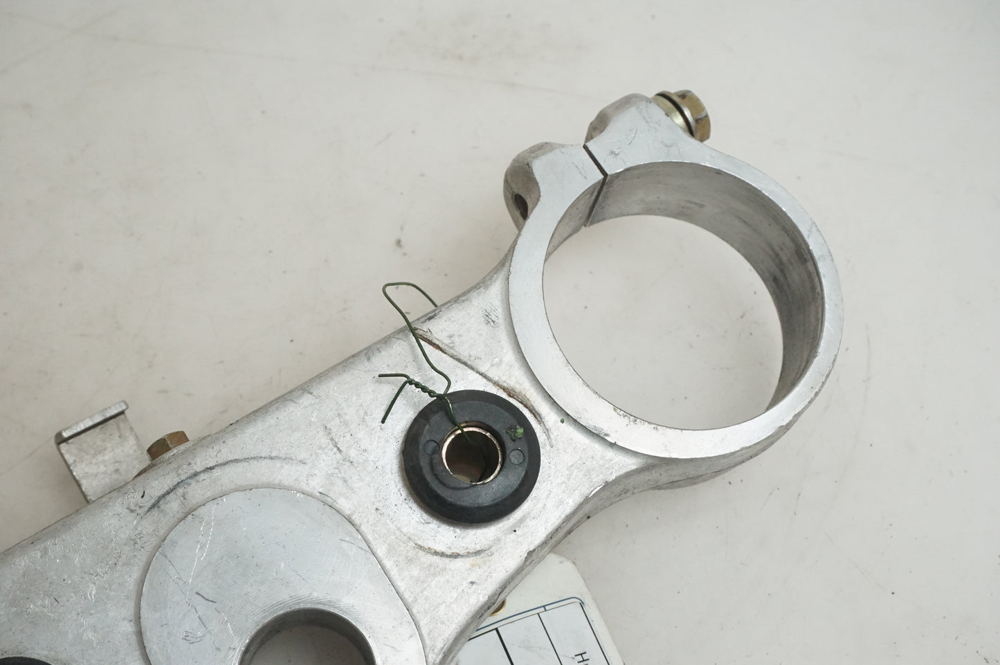 Höger sida på Gaffelkrona från en Husqvarna SM 500 -2006 motorcykel.