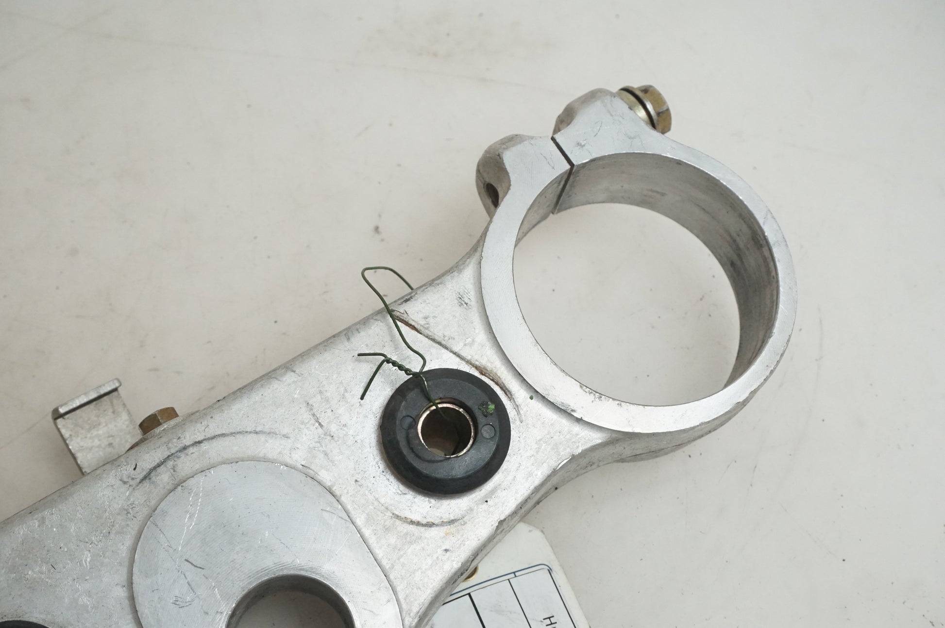 Höger sida på Gaffelkrona från en Husqvarna SM 500 -2006 motorcykel.