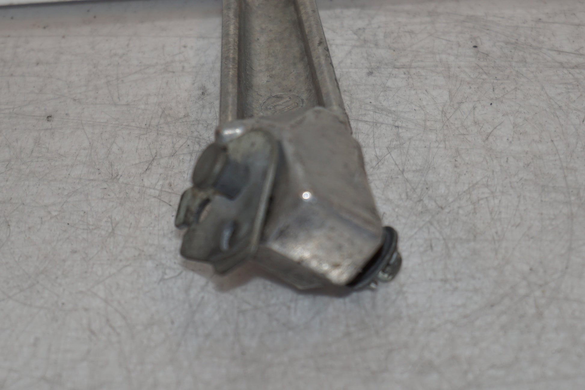 Vänster sida på Fotpinne från en Honda CBR 1100 XX -2001 motorcykel.