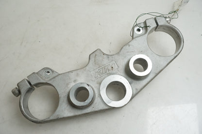 Framsidan på Gaffelkrona från en KTM 125 Duke -2014 motorcykel.