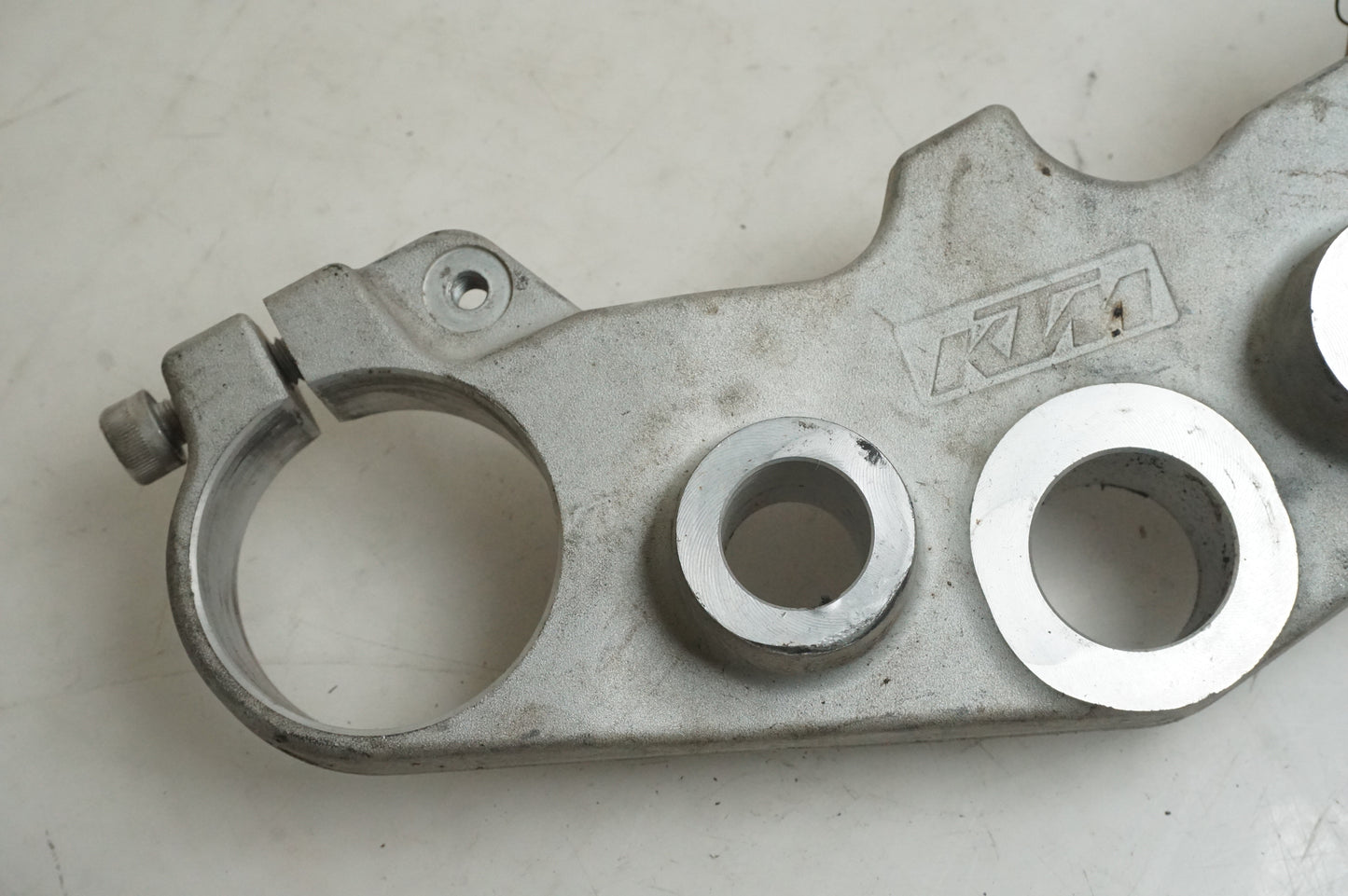 Baksidan på Gaffelkrona från en KTM 125 Duke -2014 motorcykel.